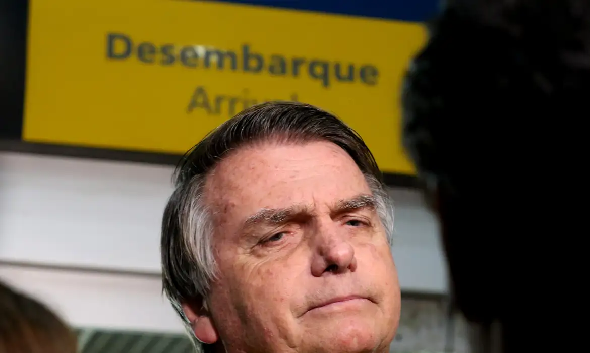 No momento você está vendo Citando possível fuga, Moraes nega devolver passaporte de Bolsonaro