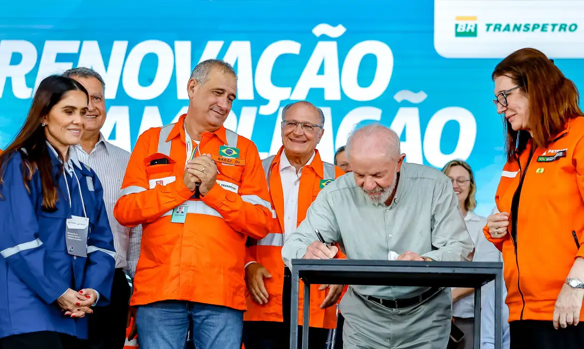 No momento você está vendo Lula defende fortalecimento da indústria naval brasileira