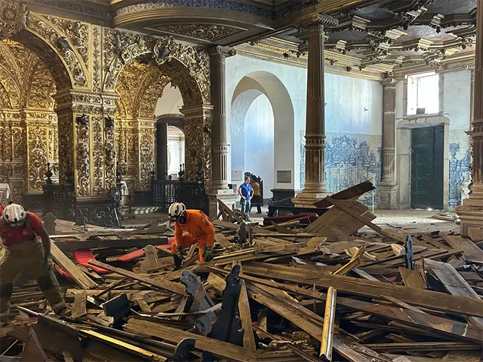 No momento você está vendo TRAGÉDIA: TETO DA IGREJA DE SÃO FRANCISCO DESABA E MATA TURISTA NA BAHIA