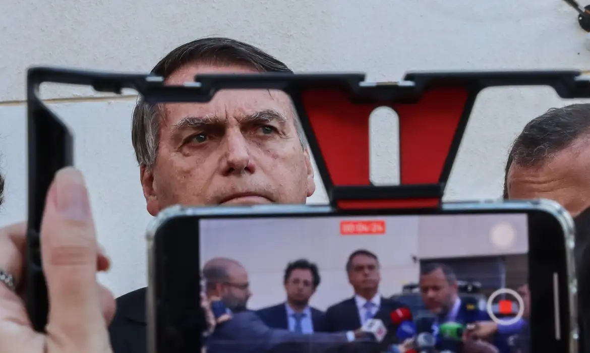 No momento você está vendo Bolsonaro denunciado