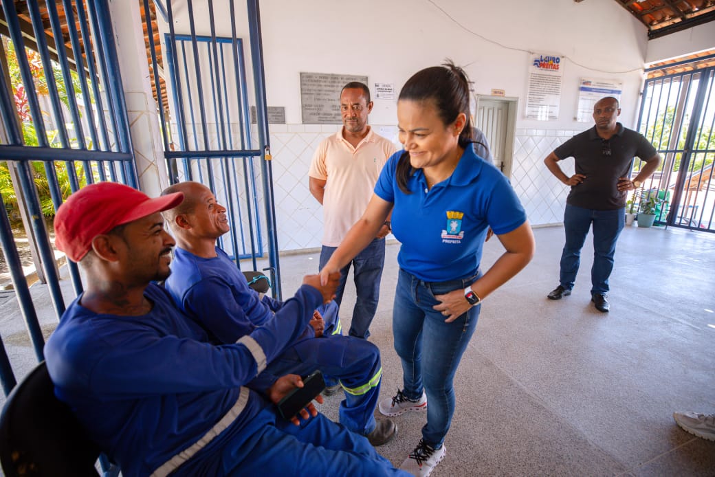 No momento você está vendo Débora Regis visita escolas e determina prioridade para obras de reforma das unidades de ensino de Lauro de Freitas