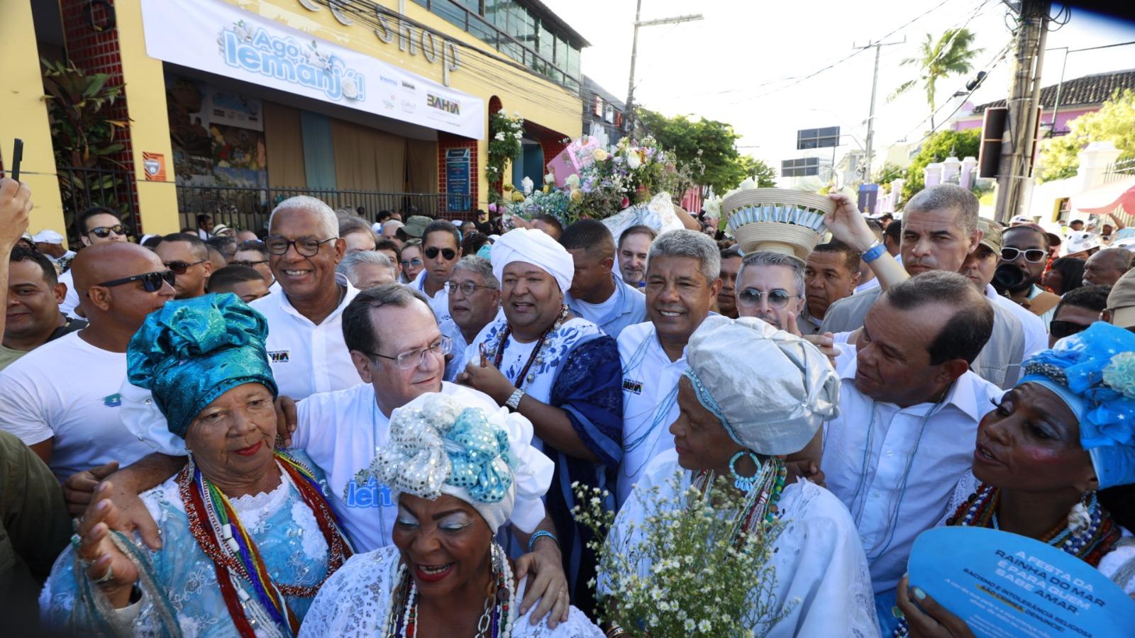 No momento você está vendo Governador acompanha cortejo na Festa de Yemanjá e entrega presente