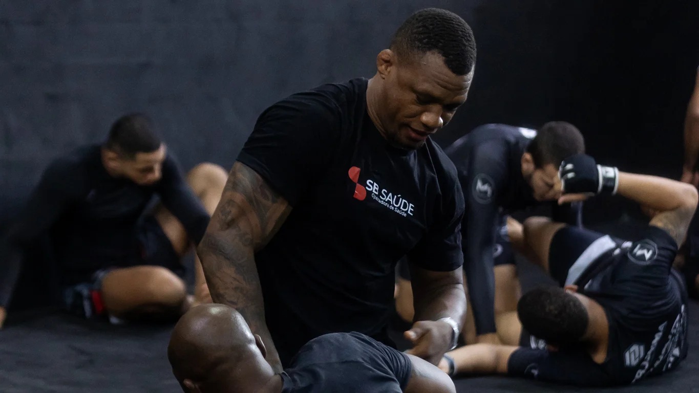 No momento você está vendo De olho no cinturão do UFC, Jailton Malhadinho promove Sessão de Autógrafos em Salvador