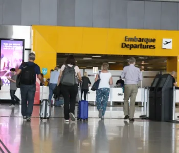 Deputadas denunciam racismo em revista em aeroporto