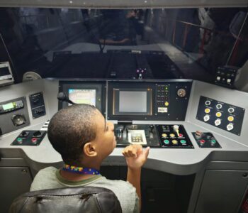 CCR Metrô Bahia promove viagem na cabine para dois jovens autistas