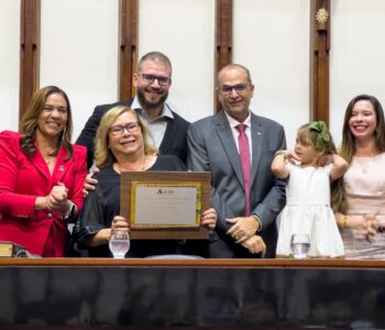Deputado concede título de cidadã baiana a Stela Souza, presidente do Cosems