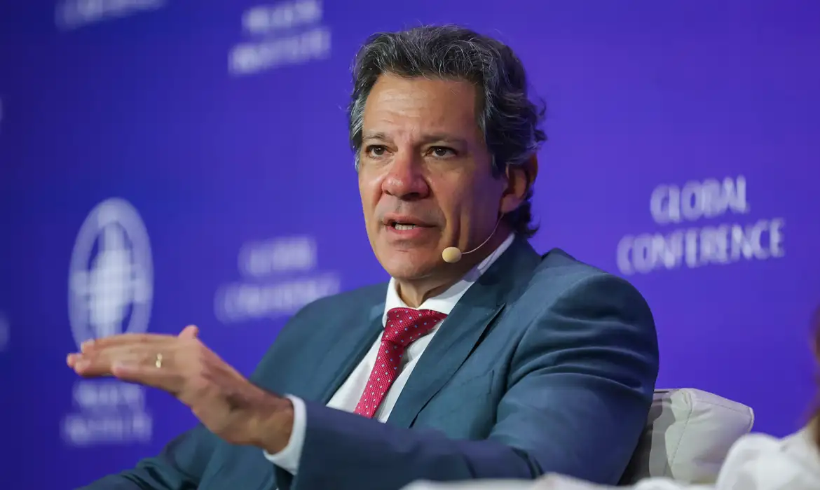No momento você está vendo Alta do IOF: apps de bancos e corretoras alertam clientes às pressas. Haddad se justifica