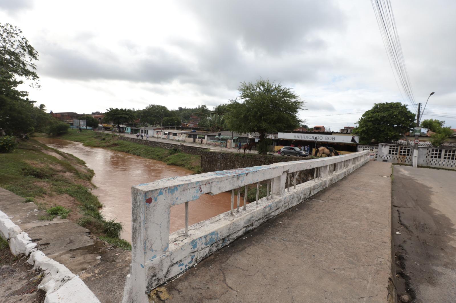 No momento você está vendo Governador vistoria áreas afetadas pelas fortes chuvas em Santo Amaro