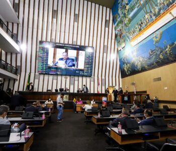 Servidores do Judiciário invadem Assembleia Legislativa e interrompem sessão