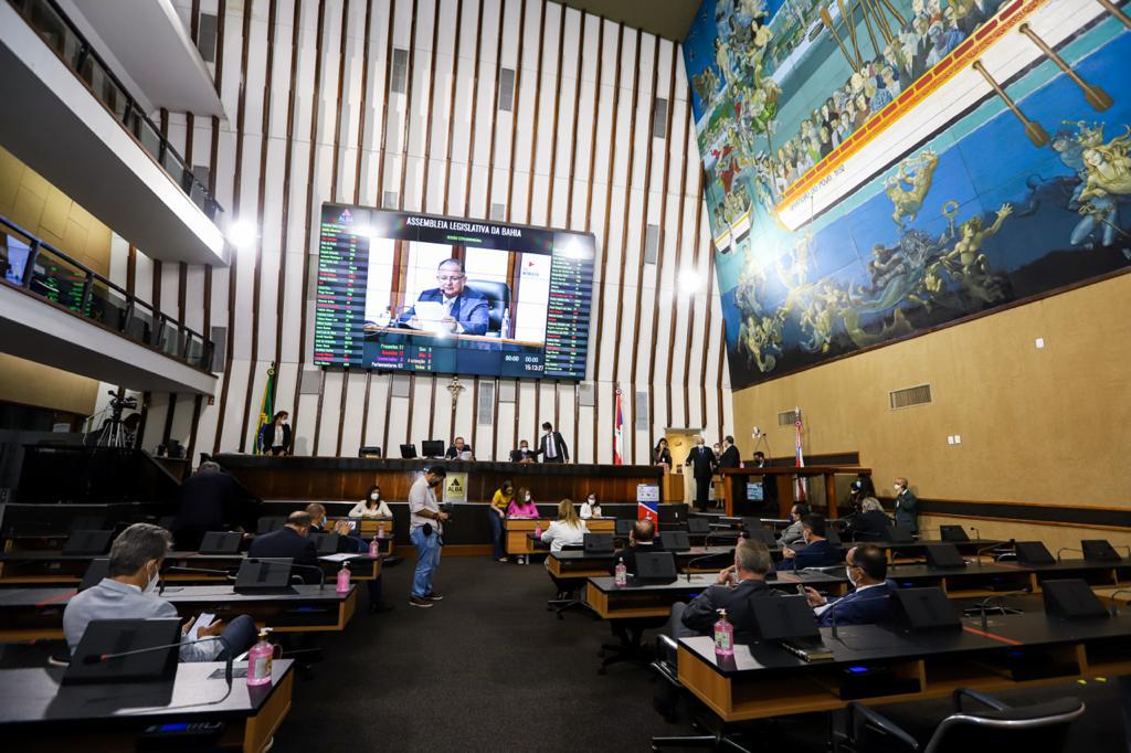 No momento você está vendo Servidores do Judiciário invadem Assembleia Legislativa e interrompem sessão