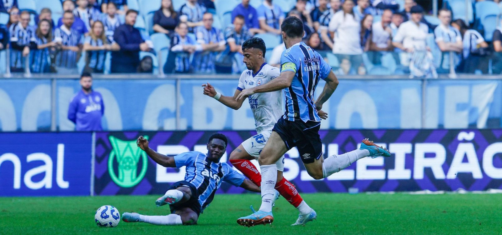 No momento você está vendo Bahia joga melhor mas perde do Grêmio com um pênalti inventado