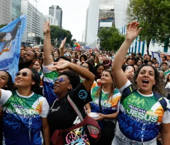 Evangélicos crescem e representam mais de um quarto da população