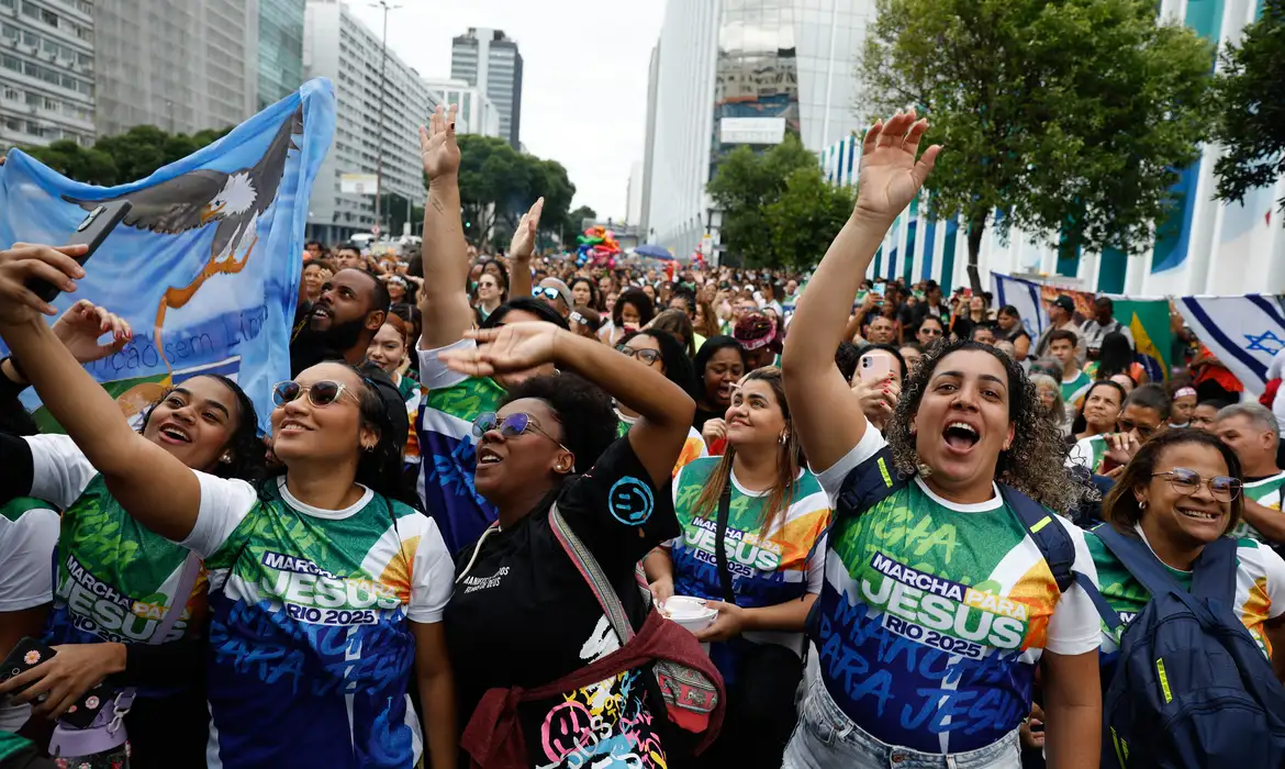 No momento você está vendo Evangélicos crescem e representam mais de um quarto da população