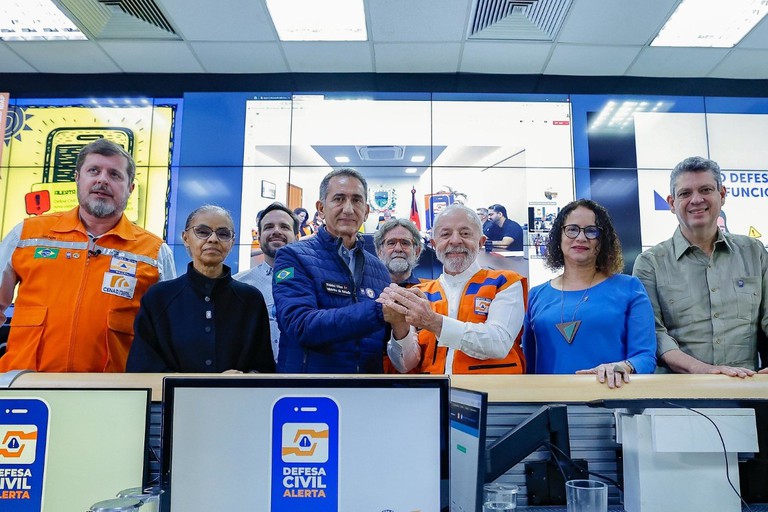 No momento você está vendo Lula dispara alarme da Defesa Civil