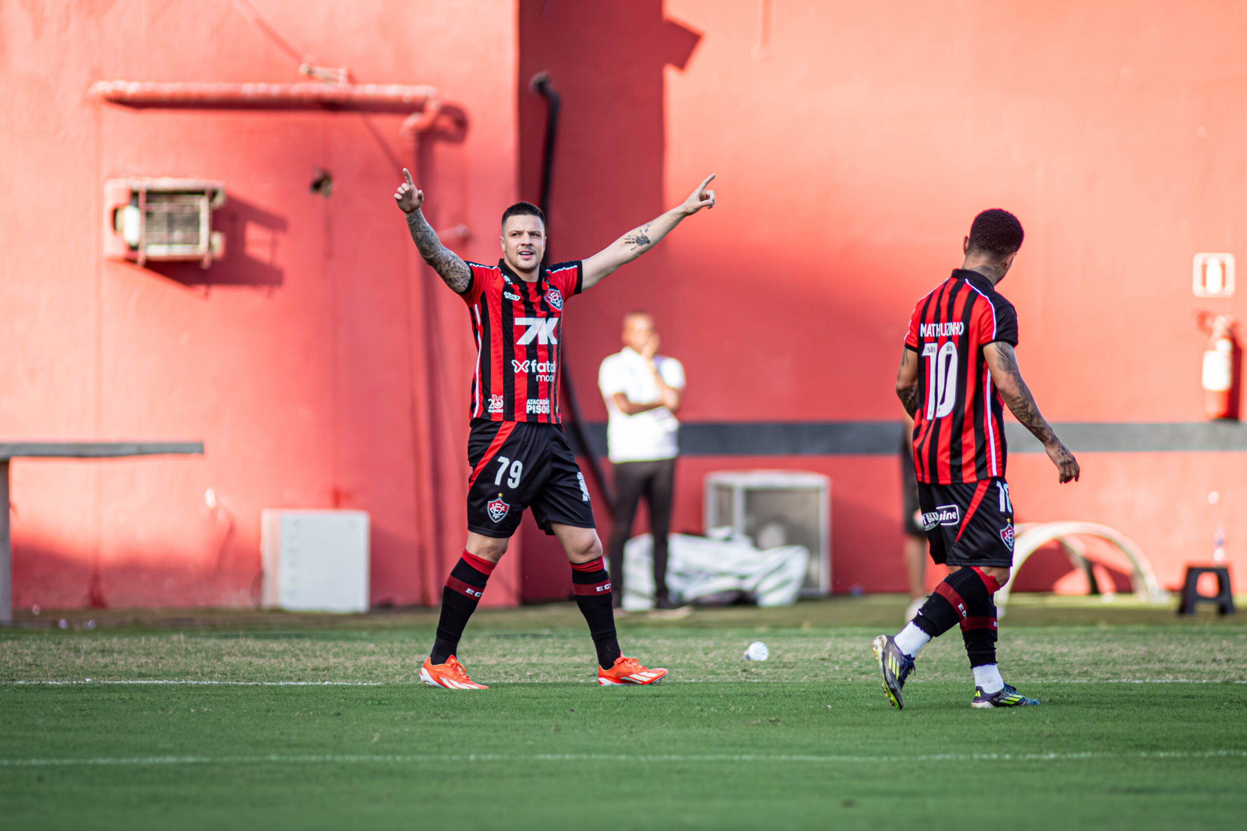 No momento você está vendo Vitória vence Bragantino e escapa da zona do sufoco