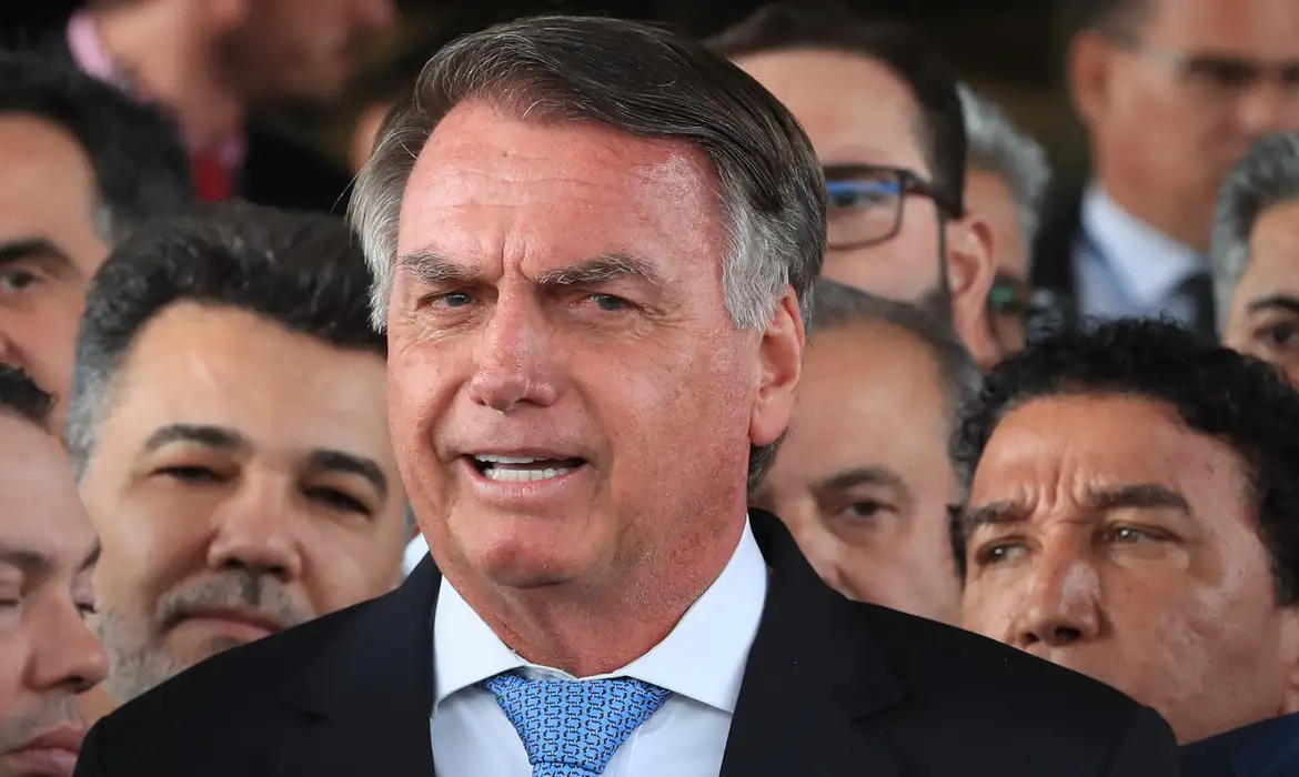 No momento você está vendo Moraes dá 24 horas para Bolsonaro explicar uso de redes sociais