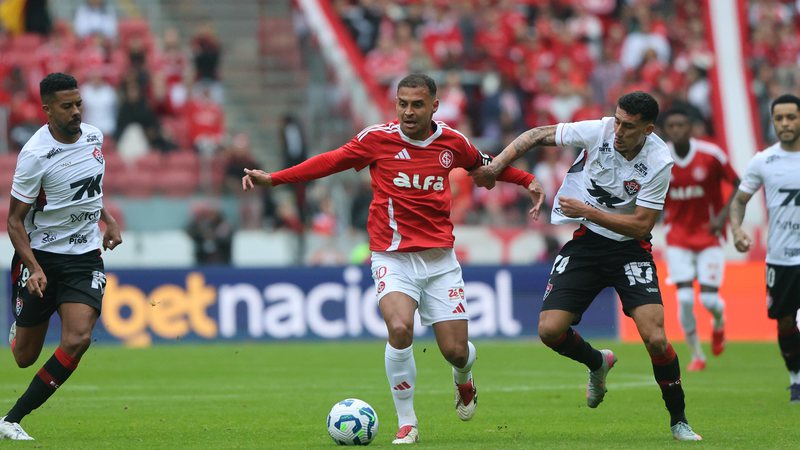 No momento você está vendo Inter vence com gol no final e deixa Vitória na zona
