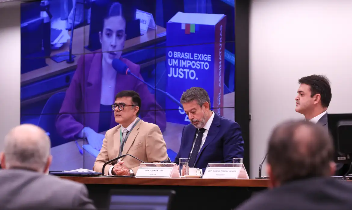 No momento você está vendo Comissão da Câmara aprova isenção do IR para quem ganha até R$ 5 mil