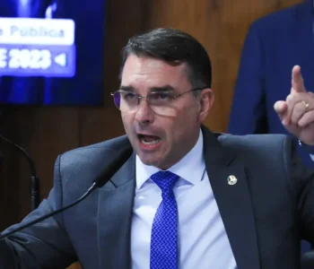 Em dia de operação contra Jair Bolsonaro, Flávio desembarca na Europa