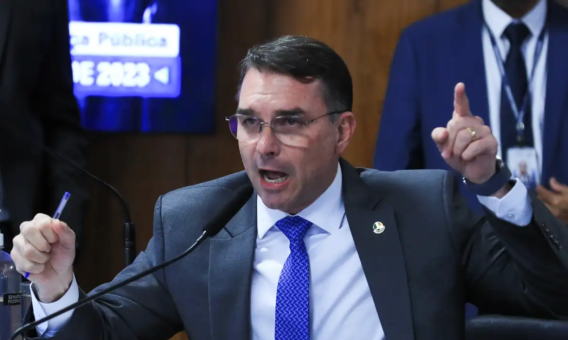 No momento você está vendo Em dia de operação contra Jair Bolsonaro, Flávio desembarca na Europa