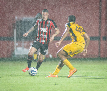 Com dois gols nos acréscimos o Vitória só empata com o lanterna
