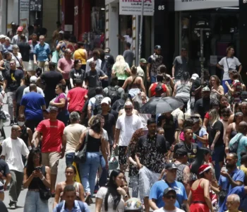 População brasileira chega a 213,4 milhões em julho de 2025