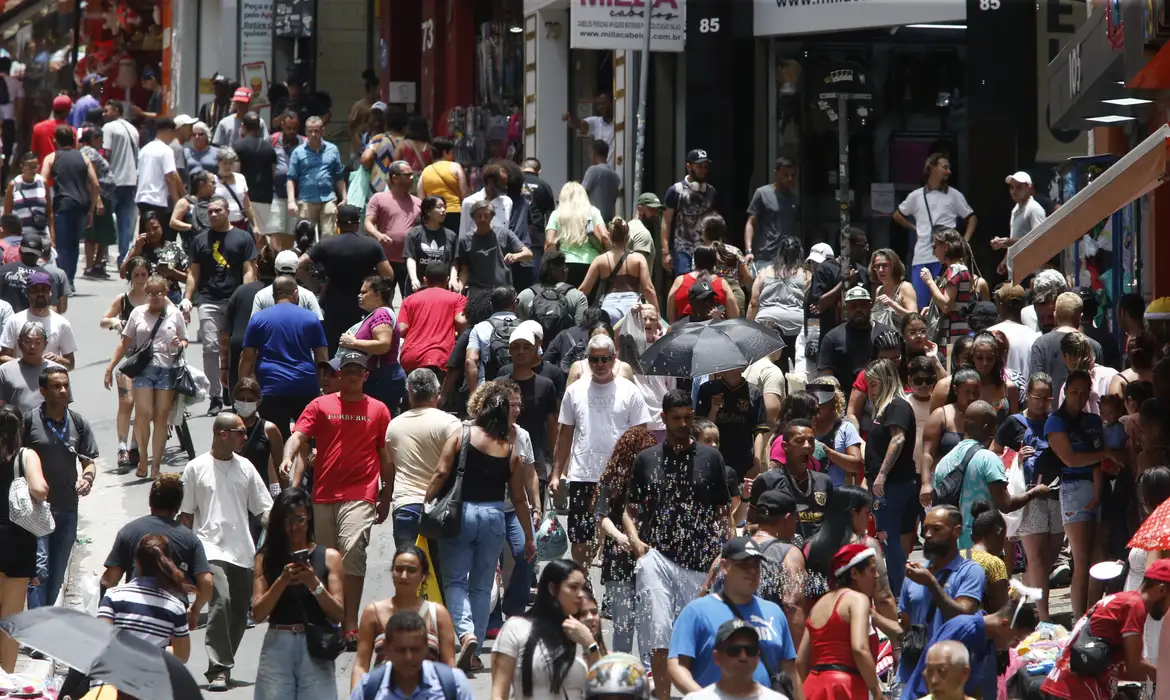 No momento você está vendo População brasileira chega a 213,4 milhões em julho de 2025