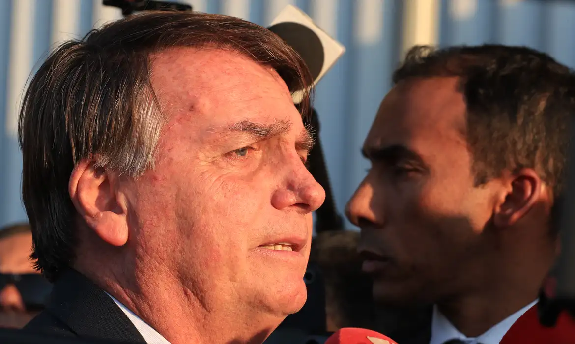 No momento você está vendo Moraes autoriza Bolsonaro a receber visita de médicos particulares