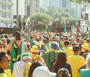 Ato pede anistia a Bolsonaro e exalta Trump