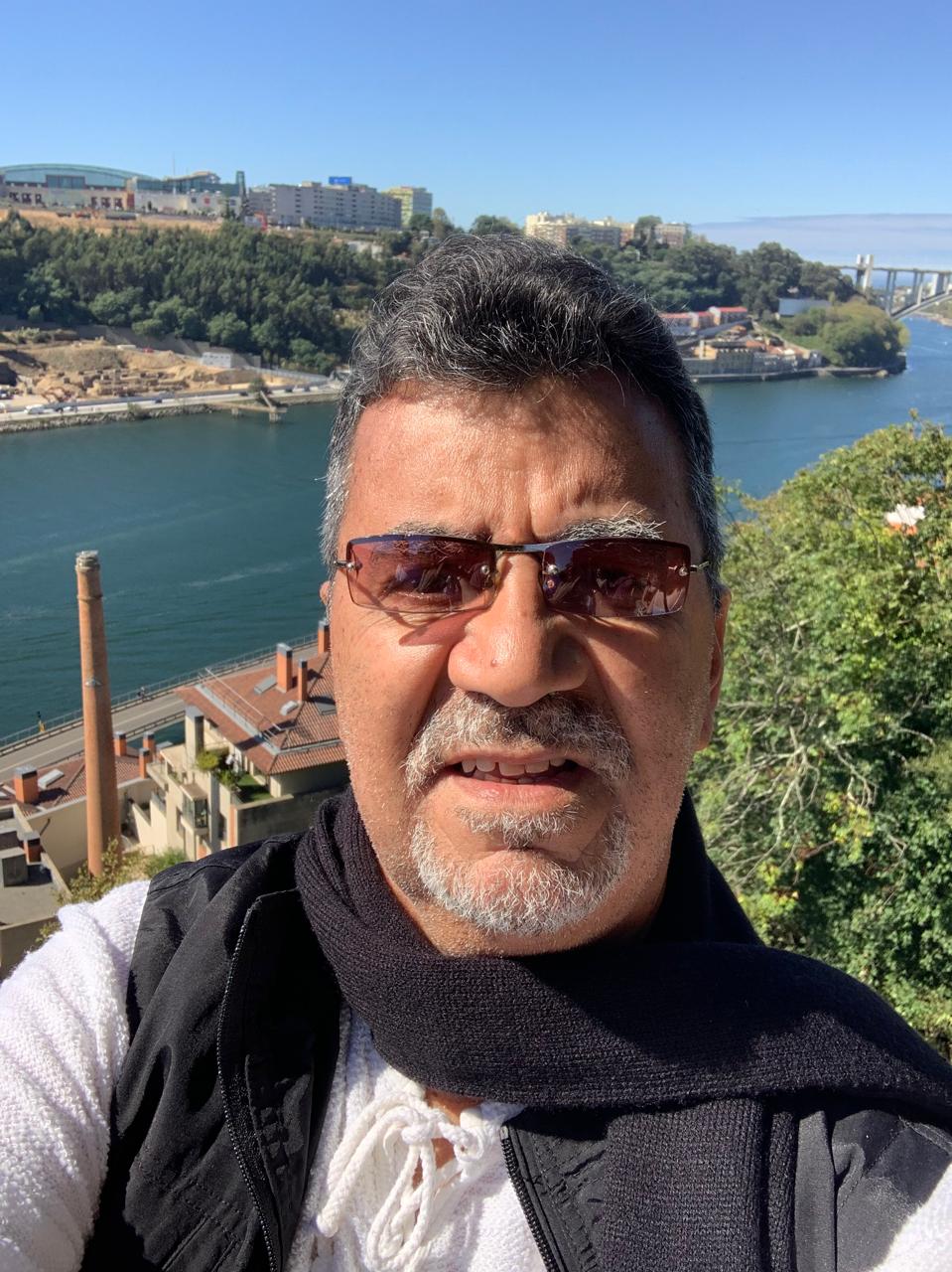 No momento você está vendo Poeta e cardiologista Henrique Oliveira brilha na Flipelô