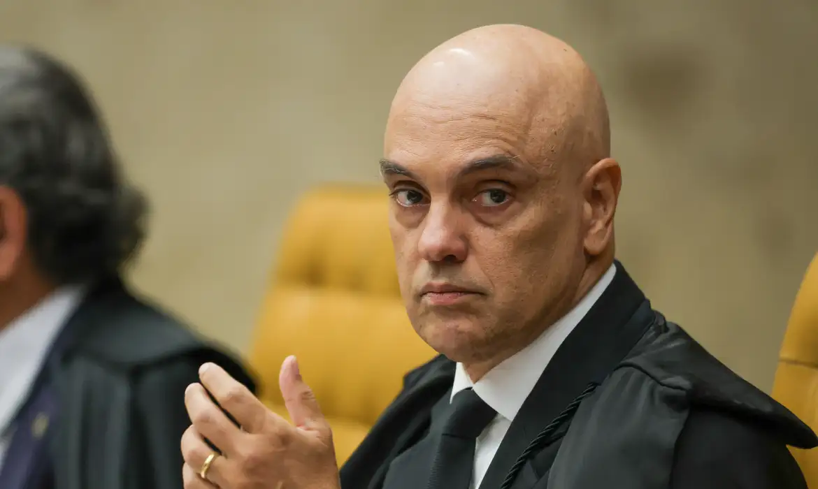 No momento você está vendo Moraes determina vigilância integral de Bolsonaro pela polícia penal