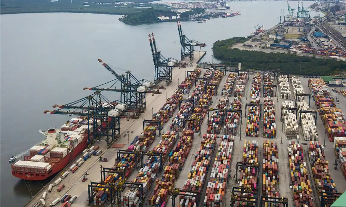 No momento você está vendo Tarifaço sobre parte de exportações brasileiras entra em vigor hoje