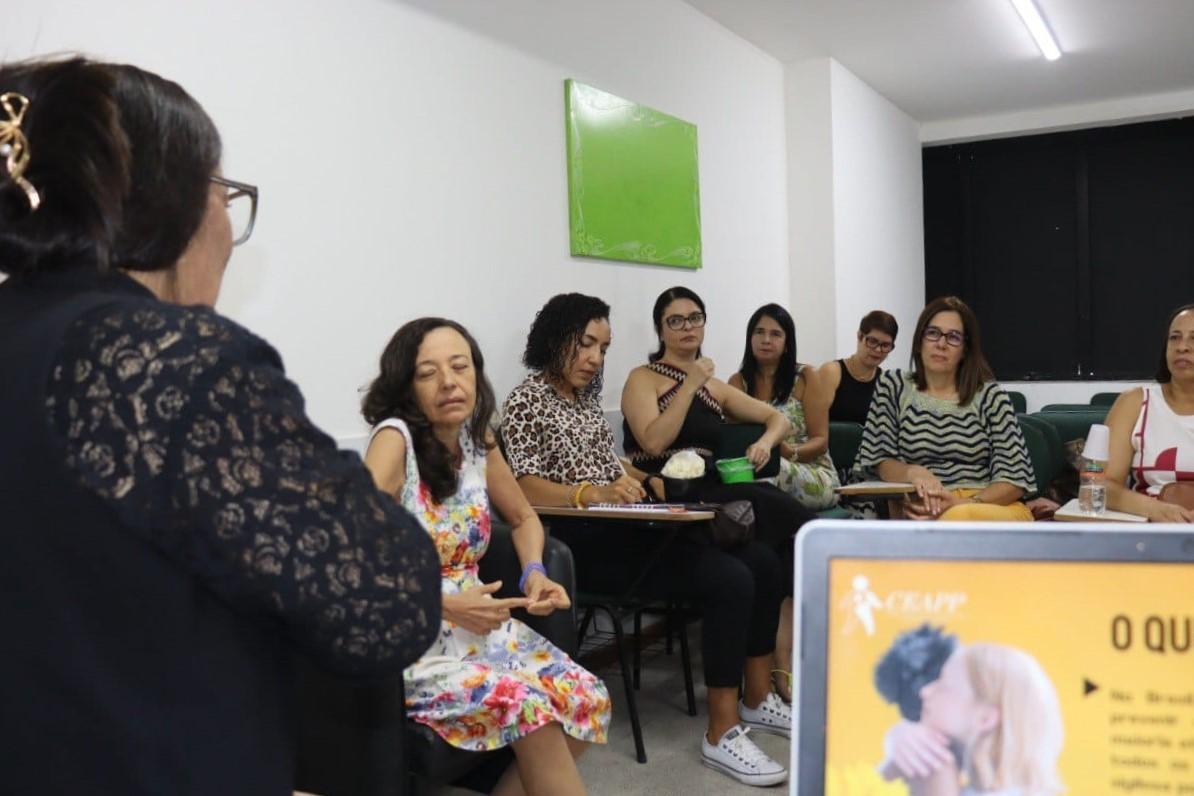 No momento você está vendo Curso de Psicanálise investiga o inconsciente, promovendo autoconhecimento, cura emocional e transformação pessoal