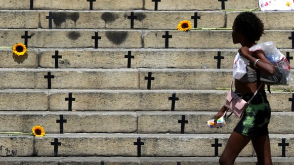 No momento você está vendo Casos de feminicídio por arma de fogo aumentam em 2025 no país