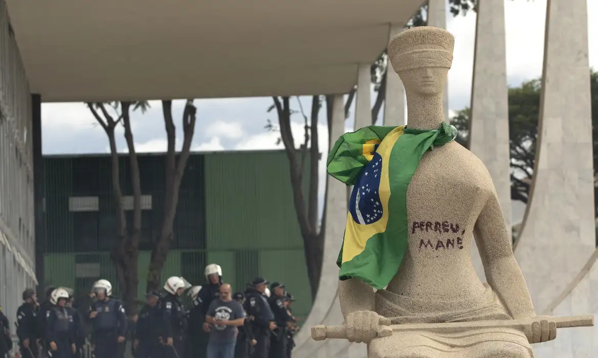 No momento você está vendo Moraes mantém condenação de mulher que pichou estátua no 8 de janeiro