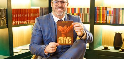 No momento você está vendo Magno Luis lança seu primeiro livro na Livraria Leitura em Salvador com casa cheia