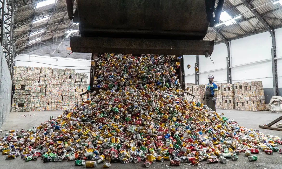 No momento você está vendo Brasil reciclou 97,3% das latinhas de alumínio em 2024