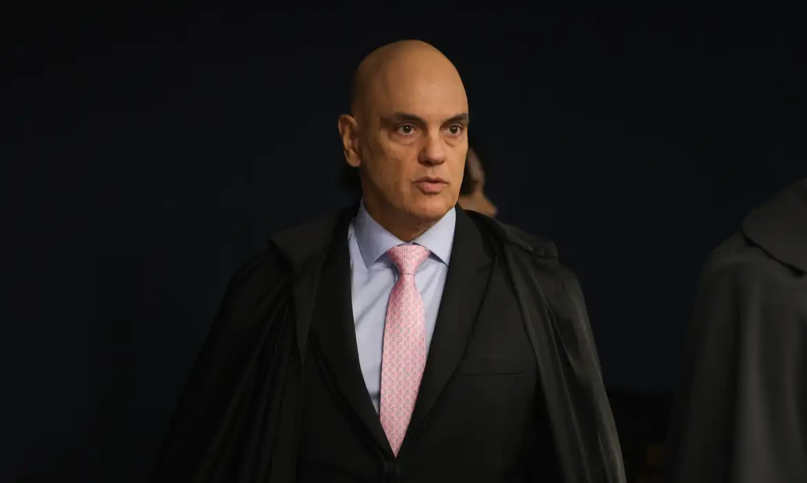 No momento você está vendo Moraes vota para condenar Bolsonaro e mais sete por golpe de Estado