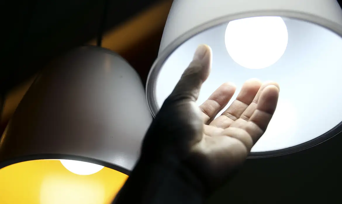 No momento você está vendo Gratuidade em conta de luz para baixa renda vai à sanção presidencial