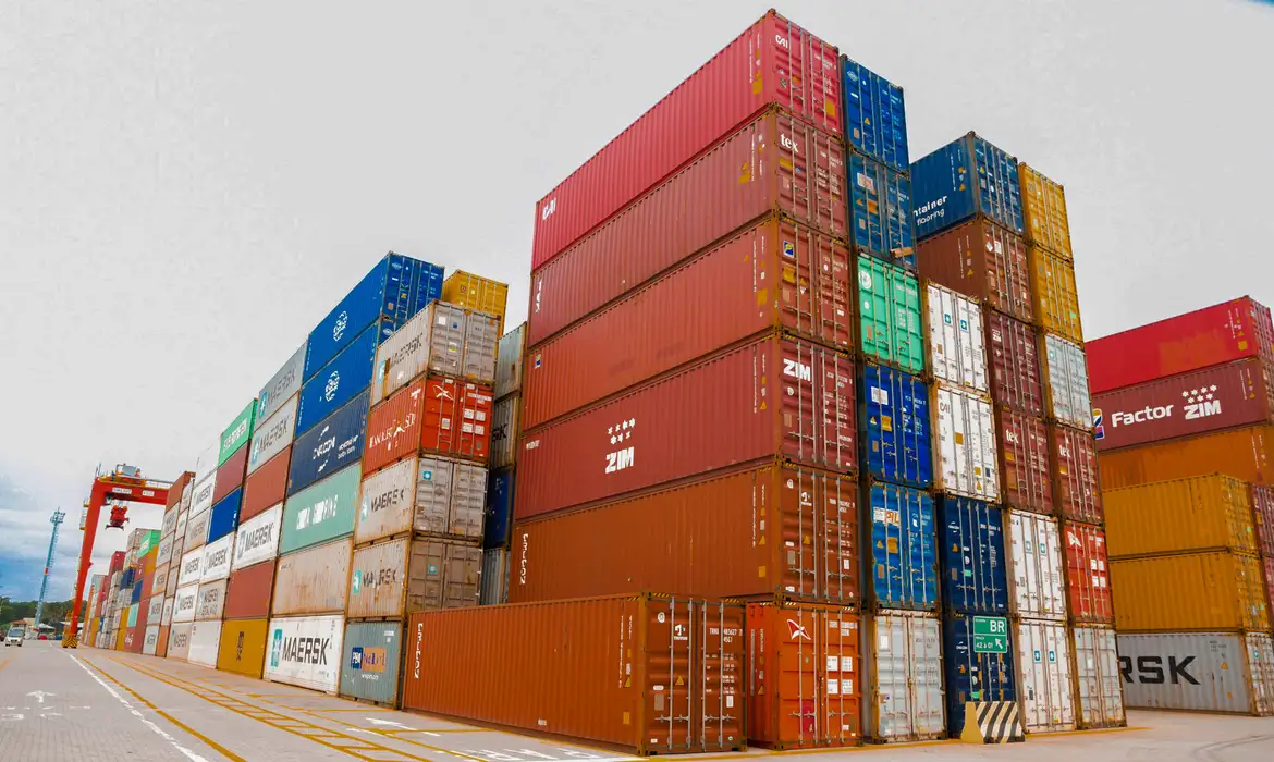 No momento você está vendo Balança comercial tem saldo positivo de US$ 6,1 bi em agosto