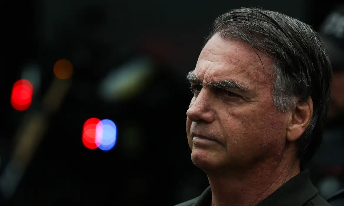 No momento você está vendo Bolsonaro teve pré-síncope, vômitos e queda de pressão, diz defesa