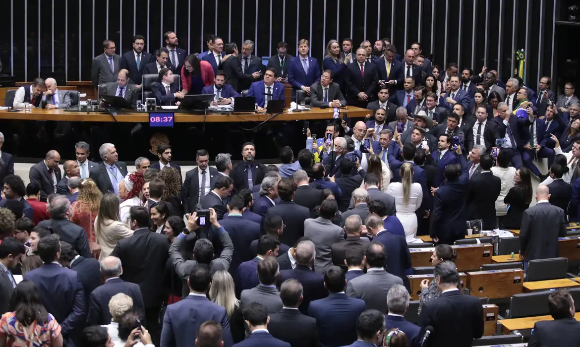 No momento você está vendo Câmara aprova urgência para projeto de anistia a golpistas