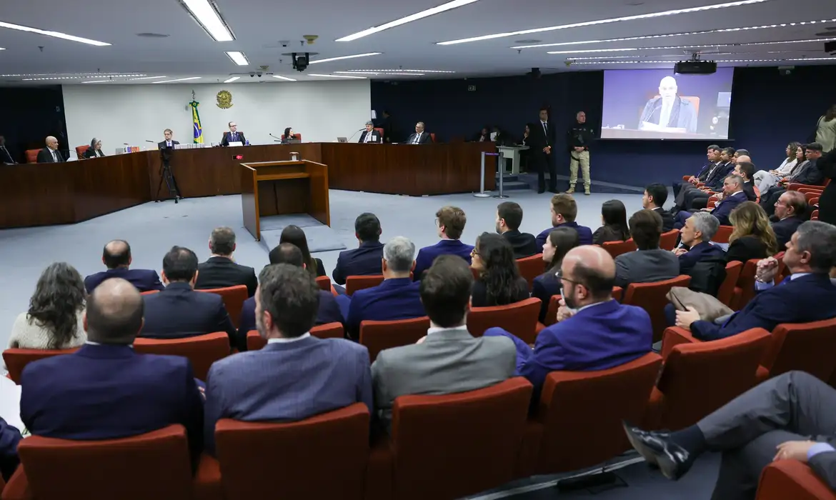 No momento você está vendo Saiba como foi o 1º dia do julgamento de Bolsonaro e mais sete réus. STF retoma hoje