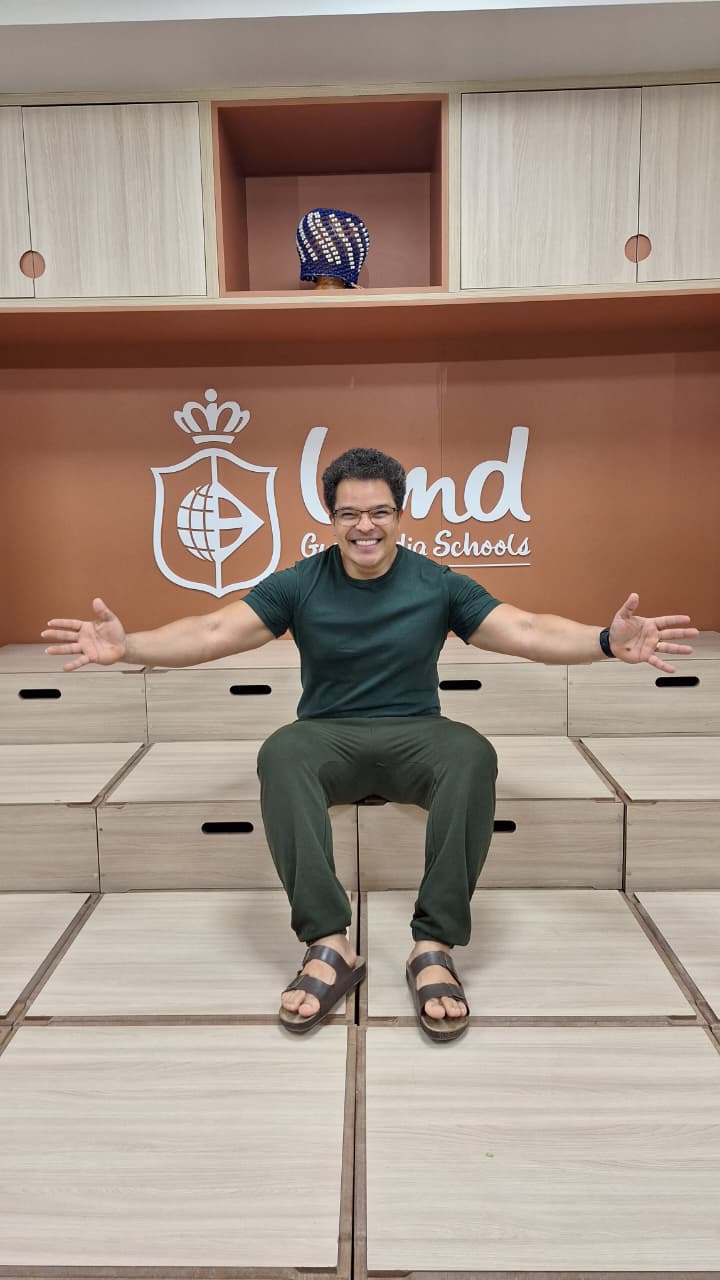 No momento você está vendo Adelmo Casé visita a Land School Pituba e inaugura projeto que aproxima alunos de artistas e atletas