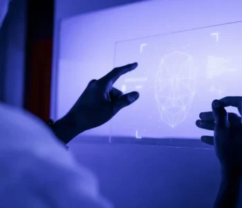 Inteligência artificial ameaça aprendizado da escrita, alerta autor