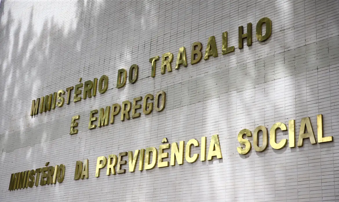 No momento você está vendo Governo notifica patrões sobre atraso do FGTS de empregadas domésticas