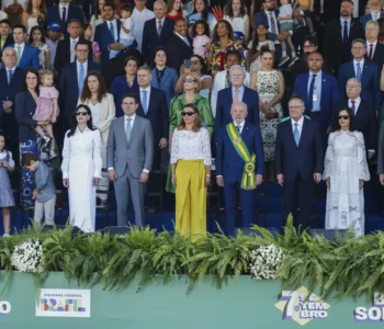Sem ministros do STF e com Motta na tribuna, Lula participa de desfile do 7 de Setembro em Brasília