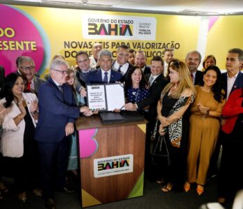 Governador Jerônimo Rodrigues sanciona leis com ganhos salariais para 45 mil servidores públicos da Bahia