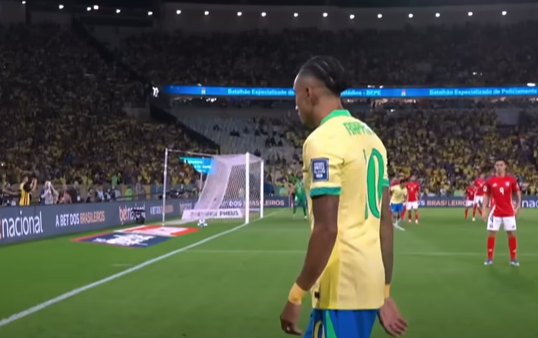 No momento você está vendo Brasil vence Chile no Maraca e Messi brilha na despedida em Buenos Aires