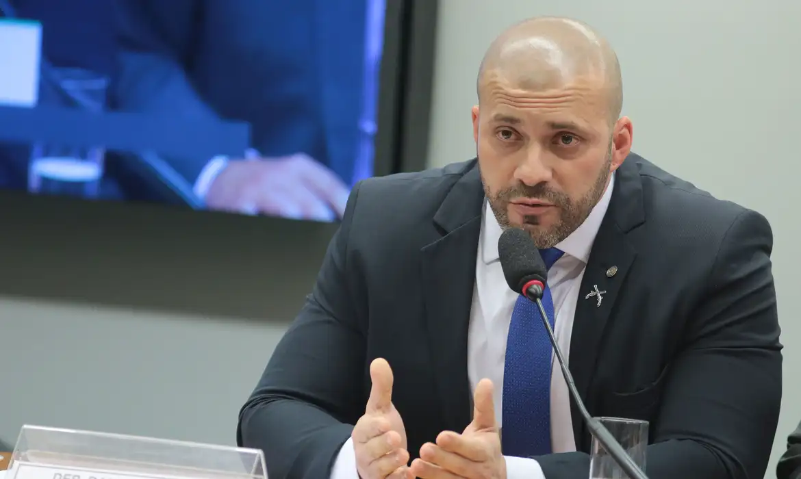 No momento você está vendo Moraes quer imagens para apurar visitas irregulares a Daniel Silveira